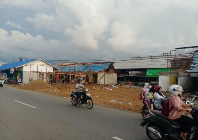 Kios Pasar Terminal Nipah Kuning Dibongkar Sendiri Oleh Oknum Ketum Ormas Inisial BA