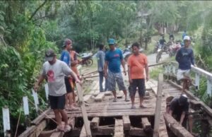 Dinas PUPR Sintang Tutup Mata, Warga Swadaya Perbaiki Jembatan Rusak