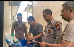 Polsek Mempawah Hulu lakukan pembuatan pupuk MIGO (Mikroba Indotani).