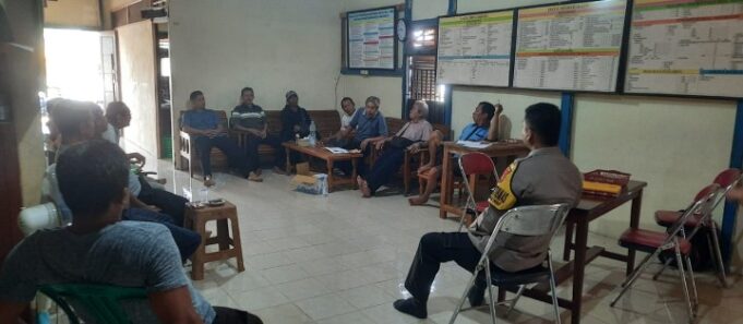 Menjelang Pilkades, Bhabinkamtibmas Polsek Nanga Tayap Sambangi Calon Kepala Desa Tajok Kayong