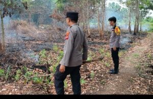 Polsek Pontianak Selatan Bantu Pemadaman Karhutla di Purnama 2 Ujung dengan Peralatan Seadanya