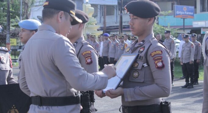 Laksanakan Upacara PTDH, Kapolres Ketapang Tekankan Untuk Menjadi Pengingat Bagi Anggota Lainnya