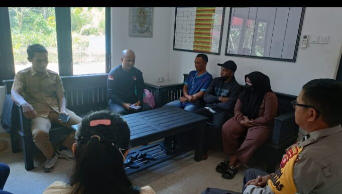 Bhabinkamtibmas Polsek Muara Pawan Fasilitasi Penyelesaian Permasalahan Warga Desa Sungai Awan Kiri Secara Kekeluargaan