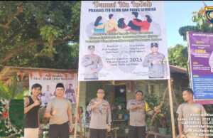 Bhabinkamtibmas Polsek Manis Mata Pasang Spanduk Pilkades Damai di Desa Ratu Elok