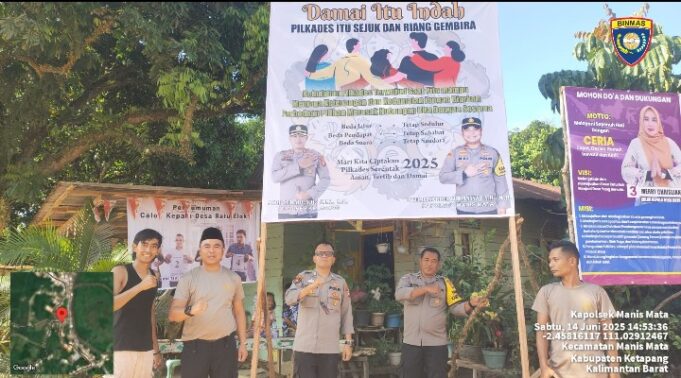 Bhabinkamtibmas Polsek Manis Mata Pasang Spanduk Pilkades Damai di Desa Ratu Elok