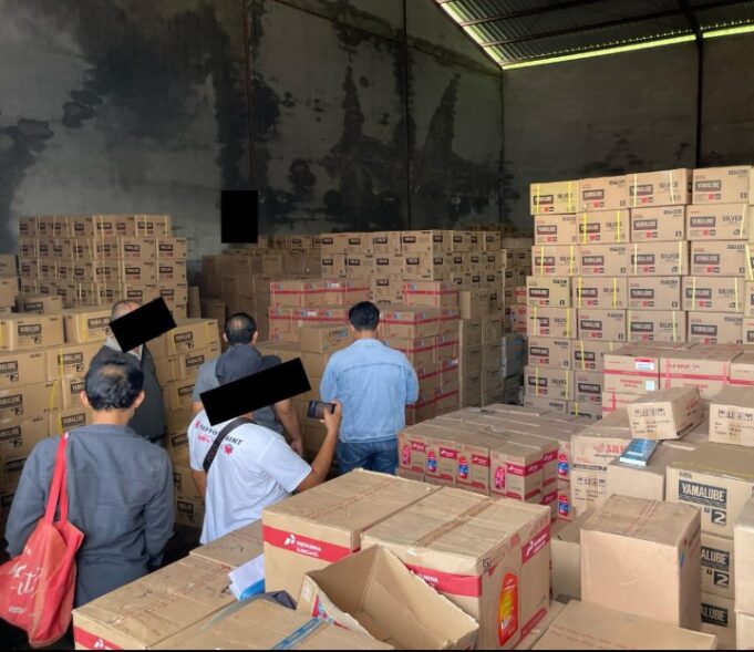 Breaking News : Aparat Gabungan Gerebek Gudang Berisi Ribuan Oli Diduga Palsu di Kubu Raya