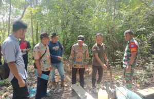 Dampingi Kegiatan Verifikasi Babinsa Koramil 1209–03/Sry Monitoring Pembangunan Desa