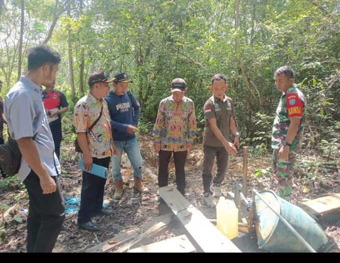 Dampingi Kegiatan Verifikasi Babinsa Koramil 1209–03/Sry Monitoring Pembangunan Desa