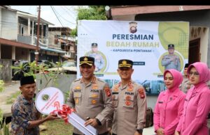Kapolresta Pontianak Serahkan Kunci Rumah kepada Tukang Sol Sepatu dalam Rangka Bedah Rumah Hari Bhayangkara ke-79