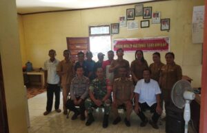 Bhabinkamtibmas Polsek Menyuke Hadiri Penyaluran Bantuan Pangan Berupa Beras Di Desa Angkaras