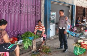 Temui Pedagang dan Pengendara, Polsek Mandor Bagikan Pesan Kamtibmas