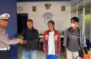 Wujud Kepedulian, Polantas Sekadau Bagikan Helm Gratis kepada Tukang Ojek
