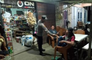 Patroli Malam, Polisi Sambangi Warga dan Toko Demi Ciptakan Rasa Aman