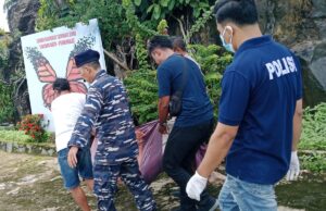 Personel Posbabinpotmar Pemangkat Kodaeral XII Bantu Evakuasi Penemuan Mayat di Pantai Tanjung Batu