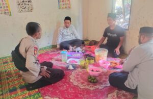 Jumat Berkah, AIPTU Sulistiya Ardhi Nugroho Sambangi Kediaman Ustad Idrus Ketua Masjid Uswatun Hasanah