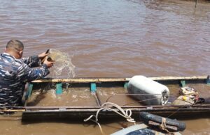 Personel Posal Sungai Kakap Kodaeral XII Evakuasi Perahu Nelayan Tenggelam di Muara Sun