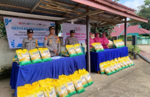 Polsek Mukok Gelar Gerakan Pangan Murah, Warga Antusias Borong Beras SPHP