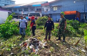 Danramil 1207-03/ Pontianak Barat Bersama Ormas Karya Bakti Pembersihan Klenteng di Wilayah Pontianak Barat