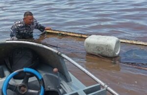 Personel Posal Sungai Kakap Kodaeral XII Evakuasi Perahu Nelayan Tenggelam di Muara Sungai Kakap