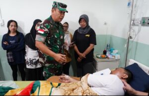 Wujud Empati dan Pastikan Penanganan Kasus Terus Berjalan, Pangdam XII/Tpr Jenguk Ojek Online Korban Pemukulan
