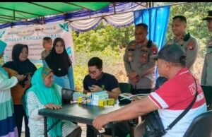 Polres Melawi Berikan Pelayanan Kesehatan Gratis dalam Kegiatan Panen Raya Jagung Serentak Kuartal III