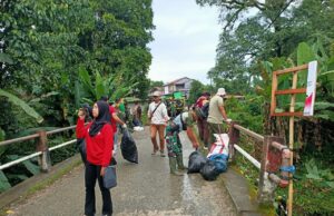 Pembersihan Sekitaran Jembatan oleh anggota koramil 1204-02/sekayam dan satgas pamtas yon arhanud 1/pbc.