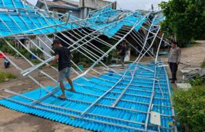 Angin Puting Beliung Hempaskan Atap Ruko di Parindu, Polsek Gerak Cepat Lakukan Penanganan