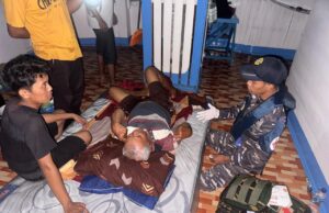 Pos Binpotmar Kumai Evakuasi ABK KLM Berkat Samudra Jaya yang Pingsan di Perairan Muara Kumai