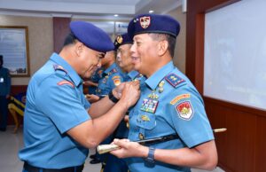 Komandan Kodaeral XII Terima Brevet Kehormatan Penerbang dari Danpuspenerbal