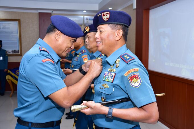Komandan Kodaeral XII Terima Brevet Kehormatan Penerbang dari Danpuspenerbal
