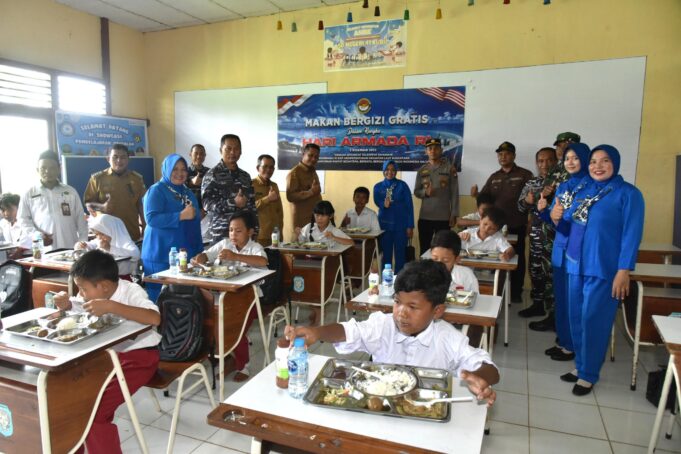 Ratusan Paket Sembako disalurkan Kodaeral XII pada Bakti Sosial dalam Rangkaian Hari Armada RI 2025