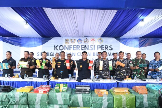 SINERGI KODAERAL XII, BEA CUKAI, DAN SATGAS A BAIS TNI TUMPAS PENYELUNDUPAN ROKOK ILEGAL DI PONTIANAK