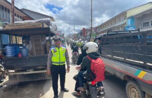 Personel Pos Pengamanan Nataru Polres Melawi Atur Lalu Lintas dan Tertibkan Parkir di Jl. Juang*