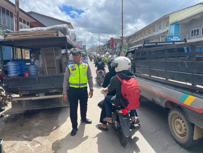 Personel Pos Pengamanan Nataru Polres Melawi Atur Lalu Lintas dan Tertibkan Parkir di Jl. Juang*