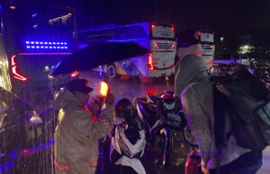 Hujan Tak Halangi Polisi Layani Pemudik, Penumpang Bus Dipayungi dan Dibantu Bawakan Tas*