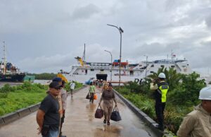 Ops Lilin Kapuas 2025, Personel Polsek Kawasan Pelabuhan dan Polairud Amankan Kedatangan KM Dharma Ferry II*
