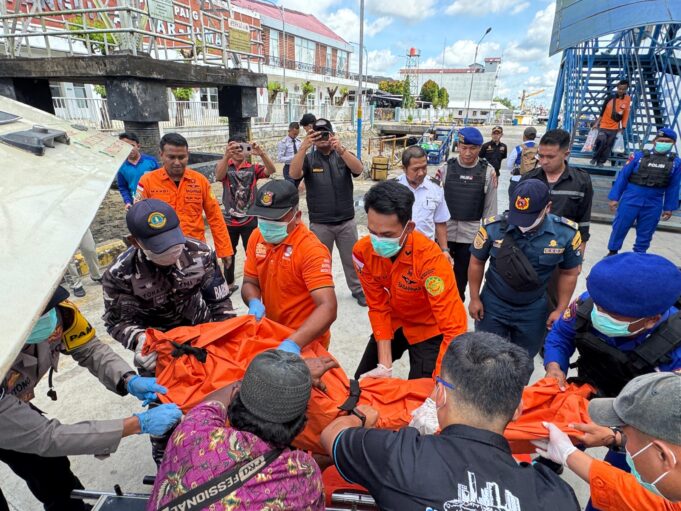 Pos Binpotmar Kumai Jajaran Kodaeral XII Dukung Evakuasi Jenazah Penumpang KM Lawit di Pelabuhan Panglima Utar Kumai