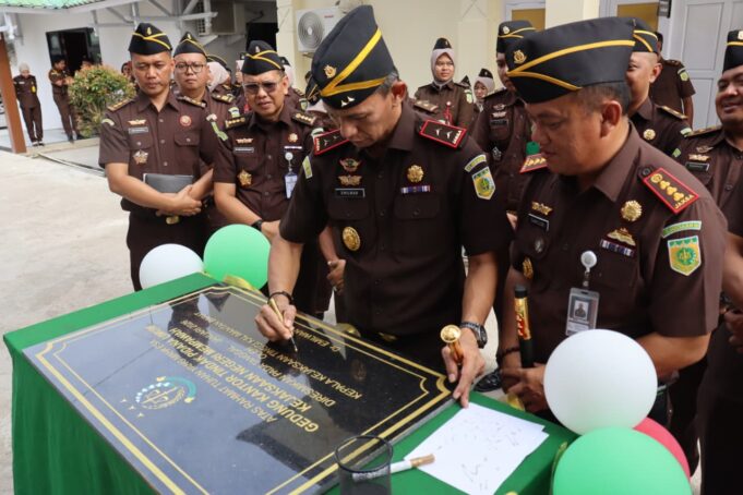 Kajati Kalbar Kunjungan Kerja ke Kejari Mempawah, Resmikan Gedung Pidum dan Evaluasi Kinerja Jajaran*