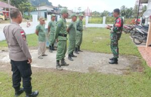 Koramil 1204-02/Sekayam Babinsa Desa Kenaman Berikan Pembinaan Linmas dan Pelatihan Tim Siaga Bencana
