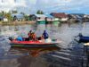 Pos TNI AL Sungai Kakap Bantu Evakuasi ABK Korban Laka Air di Perairan Kalimantan Barat